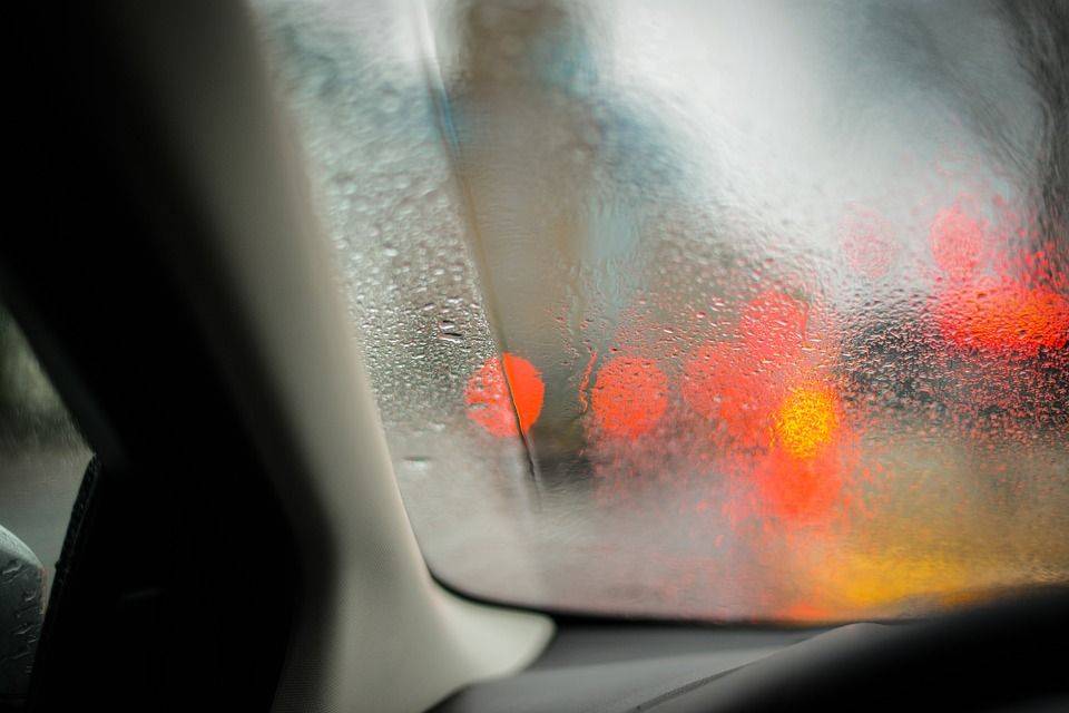 В дождь потеют стекла в машине: причины, что делать, профилактика