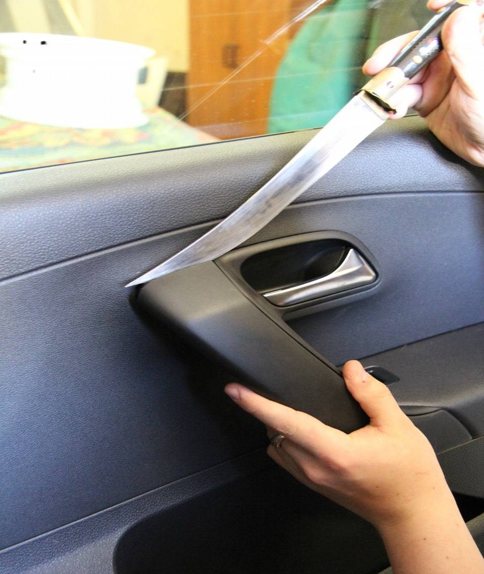 Снимаем обшивку водительской двери на Фольксваген Поло седан (+видео)