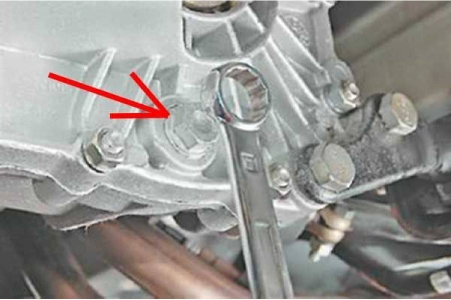 Как долить масло в коробку передач на ВАЗ-2114, где заливная горловина?