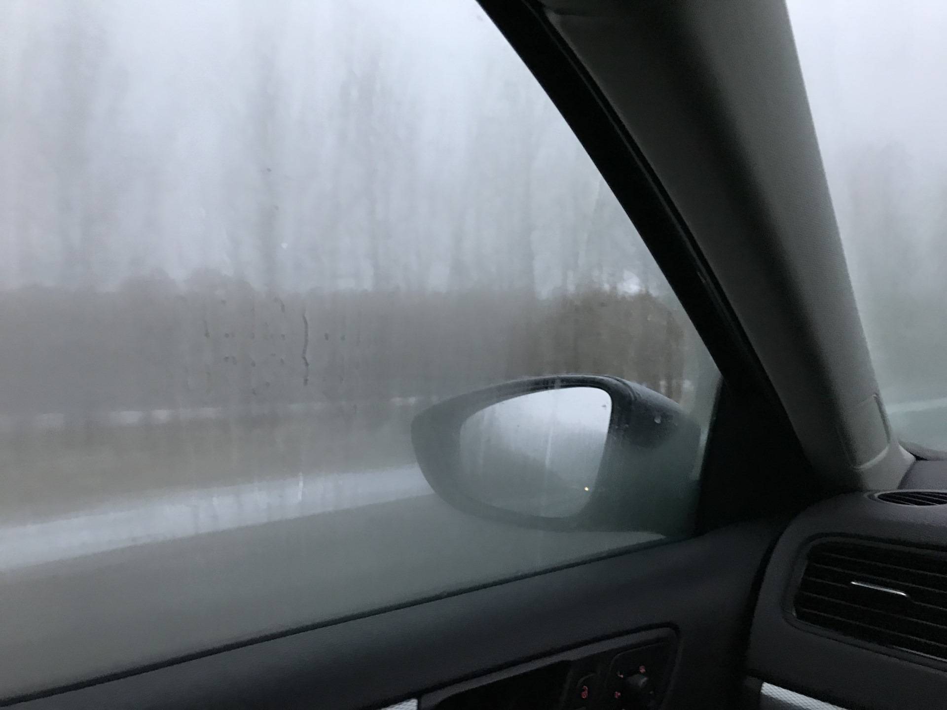 Почему потеют окна в машине изнутри зимой: что делать