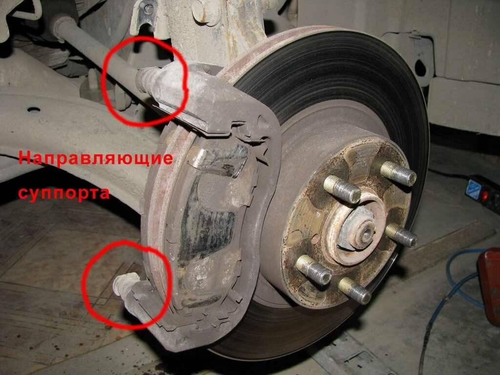 Стук при торможении. Направляющий суппорт в автомобиле. Вибрация при торможении. Скрежет при торможении спереди. Скрежет при торможении направляющие.