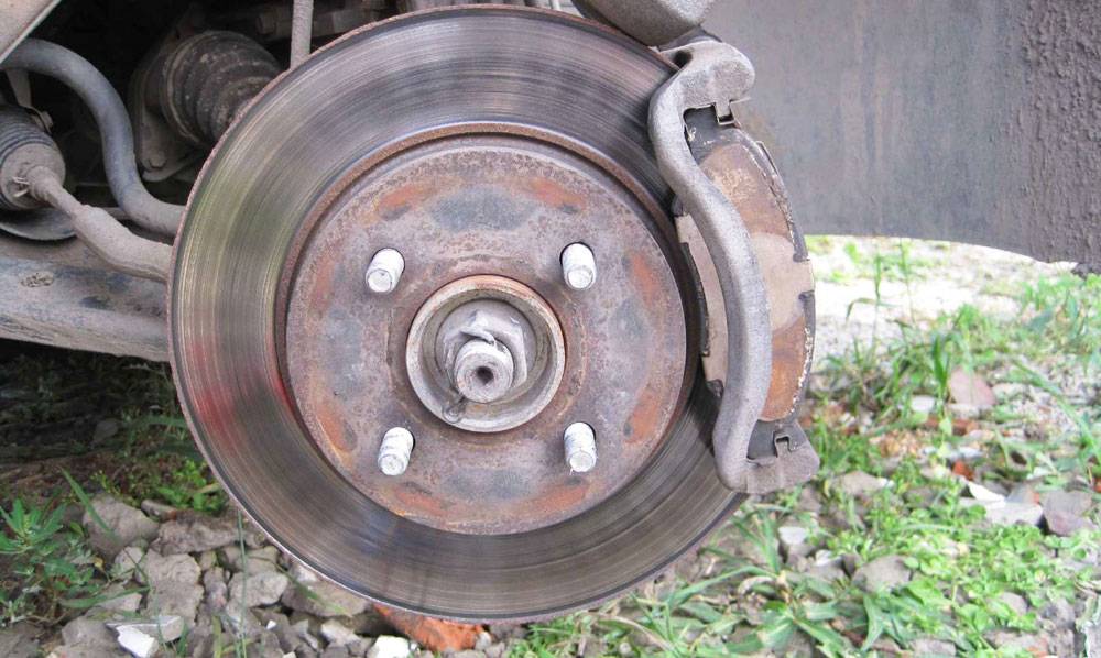 Греется тормозной диск после замены колодок: возможные причины и способы ремонта