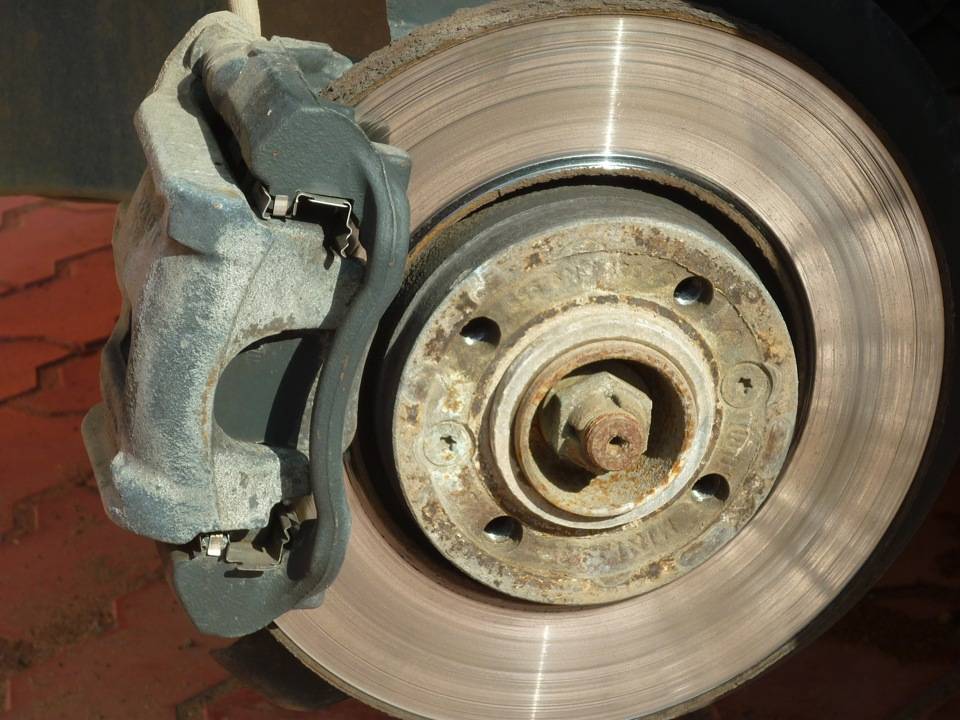 Замена колодок тормозных механизмов передних колес renault logan/sandero
