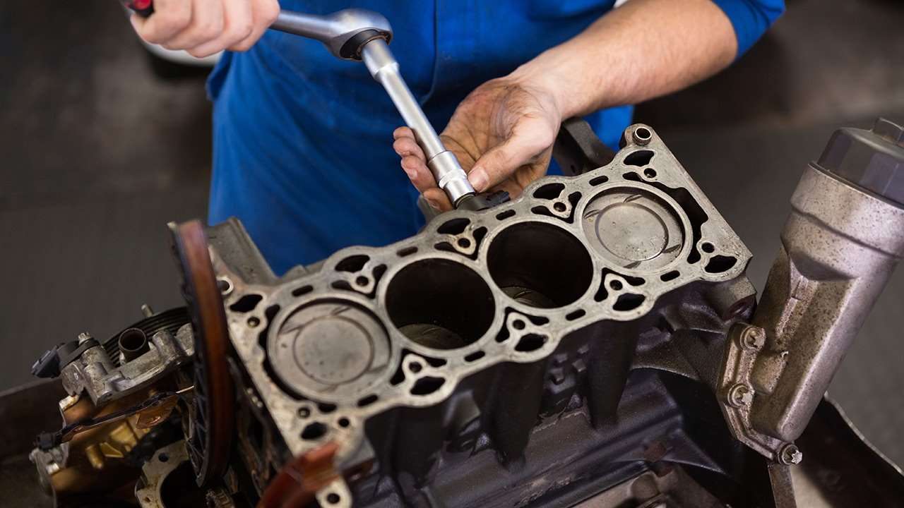 Самостоятельная частичная разборка двигателя авто в процессе ремонта