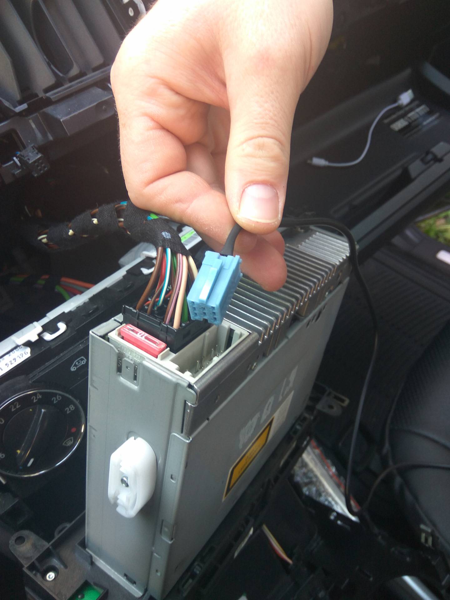 Как установить  в машину или подключить USB к магнитоле