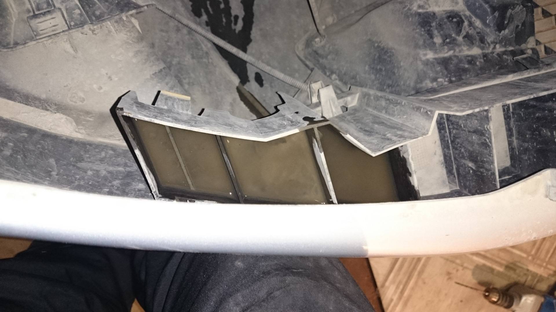 Как снять нижнюю решетку радиатора рено дастер