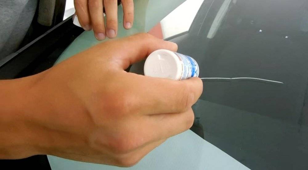 Как заделать скол на лобовом стекле: подробная инструкция