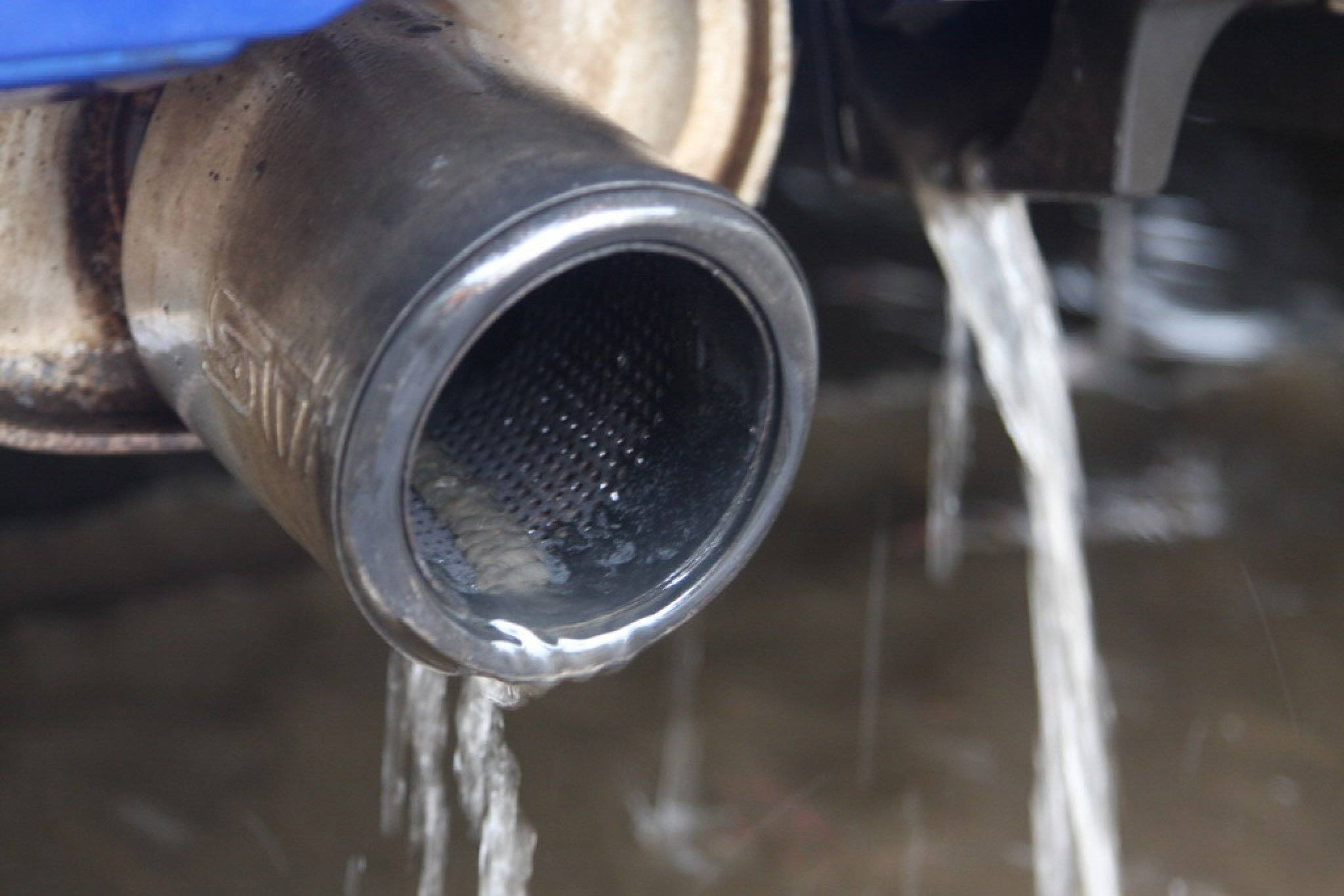 Почему из выхлопной трубы капает вода - 4 основных причины