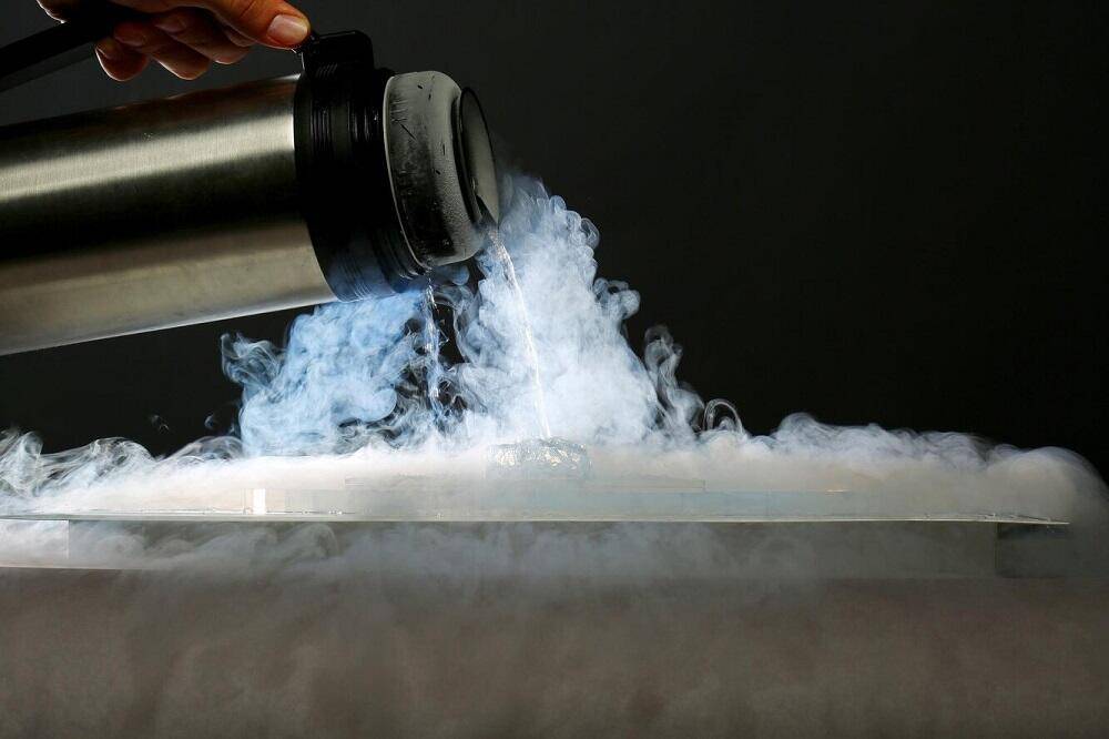 Чистый азот. Чистый азот. Жидкий азот пар. Чистый азот. Колба с дымом.