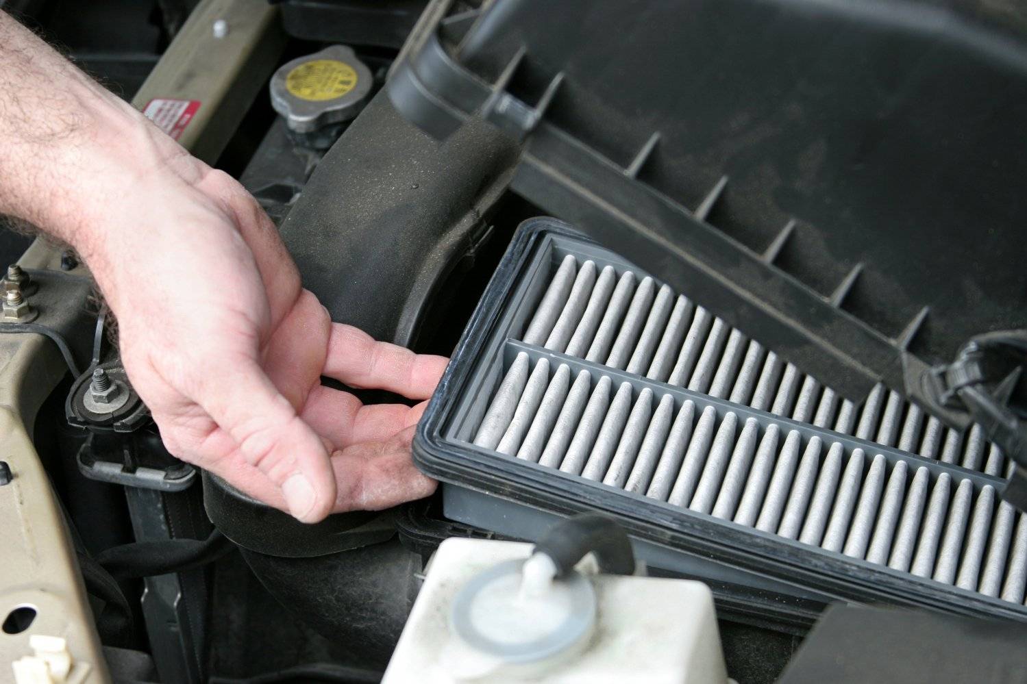 Как заменить воздушный фильтр двигателя вашего автомобиля?