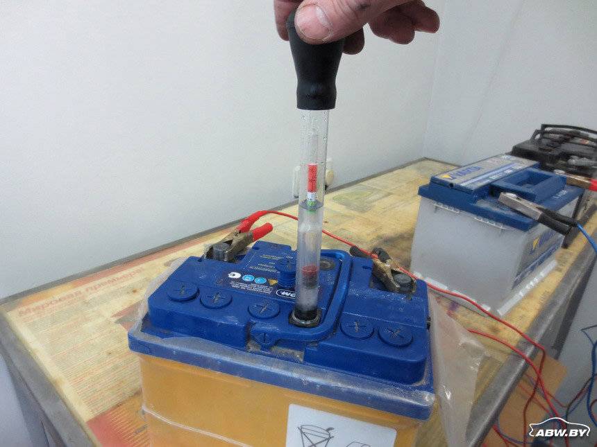 Проверка плотности электролита в аккумуляторе ареометром