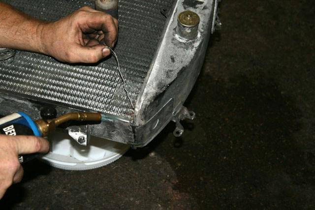 Чем заклеить радиатор охлаждения автомобиля: обзор методов и средств