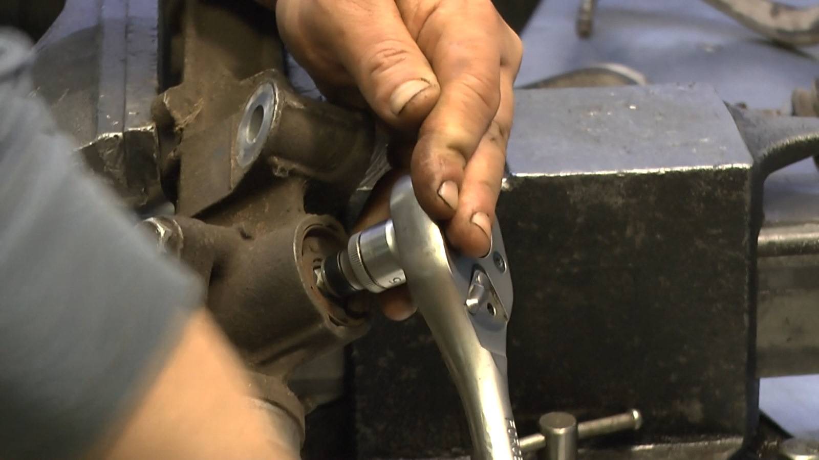 Видео замена рулевой тяги на рено логан. когда и как производится смена рулевых наконечников на renault logan?