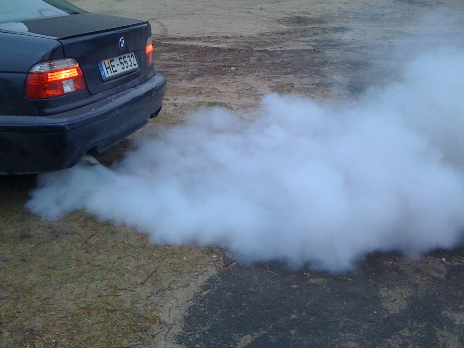 Сизый дым из выхлопной трубы дизельного мотора. причины и следствие