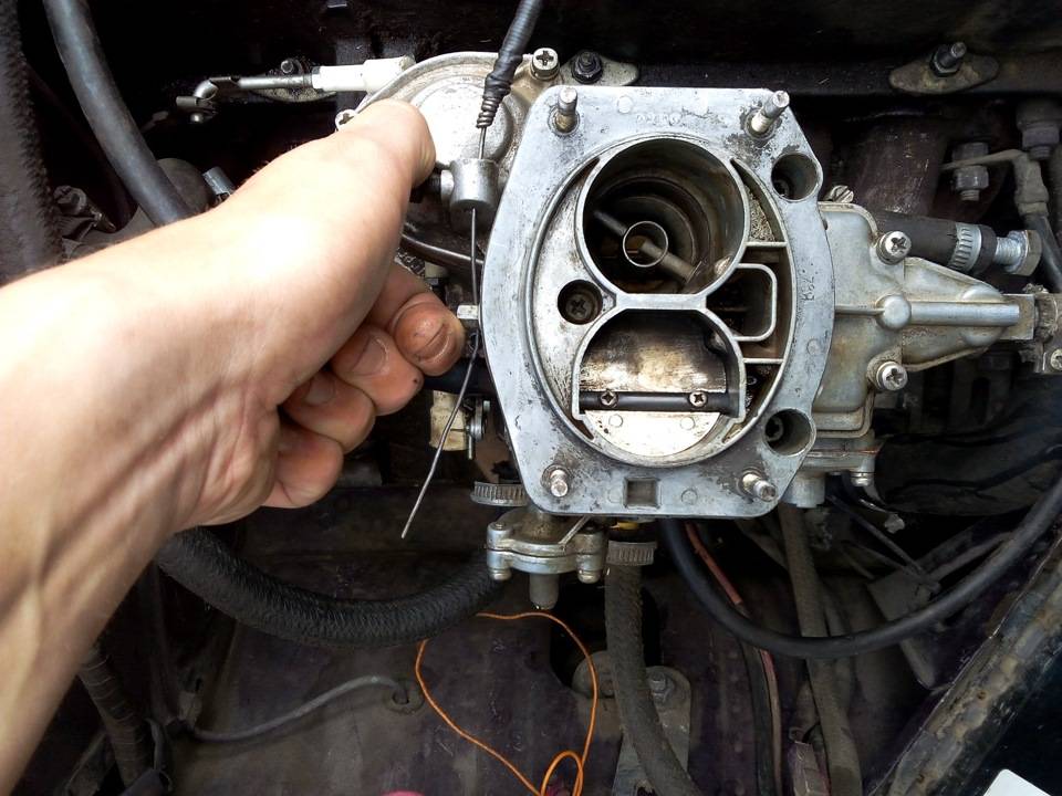 От чего возникают хлопки в двигателе и почему стреляет в глушитель? | вопросавто
