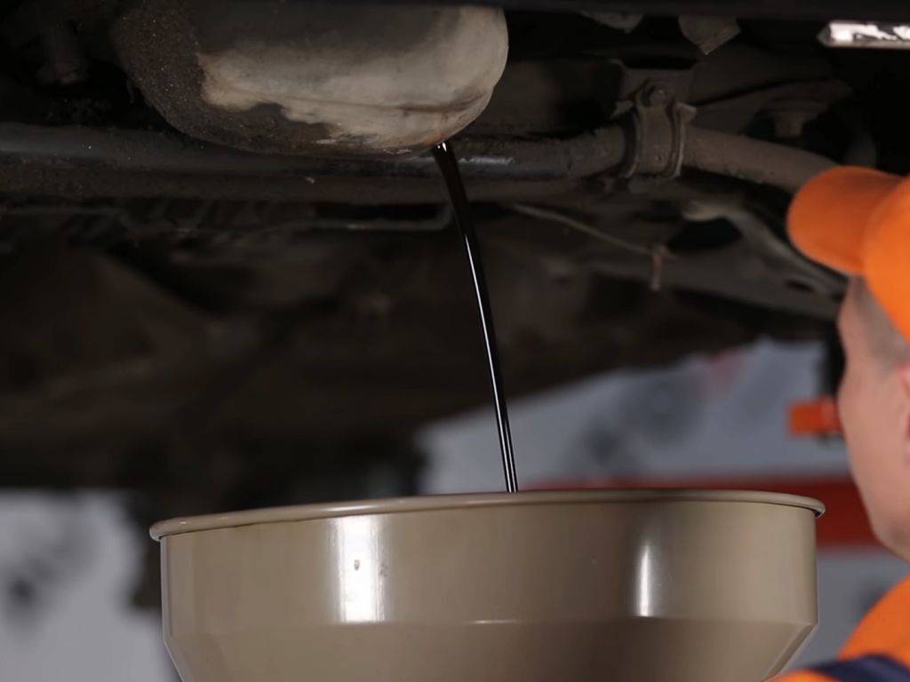 Как сливать масло из двигателя при замене смазки: откачка через аппарат или самотеком
