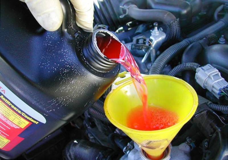 Замена охлаждающей жидкости в автомобиле.