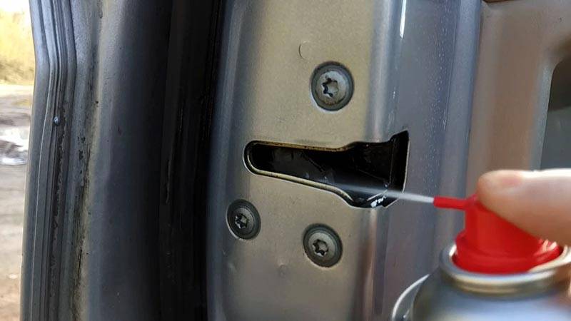 Чем смазать петли дверей автомобиля - смазка для замков ограничителей от скрипа