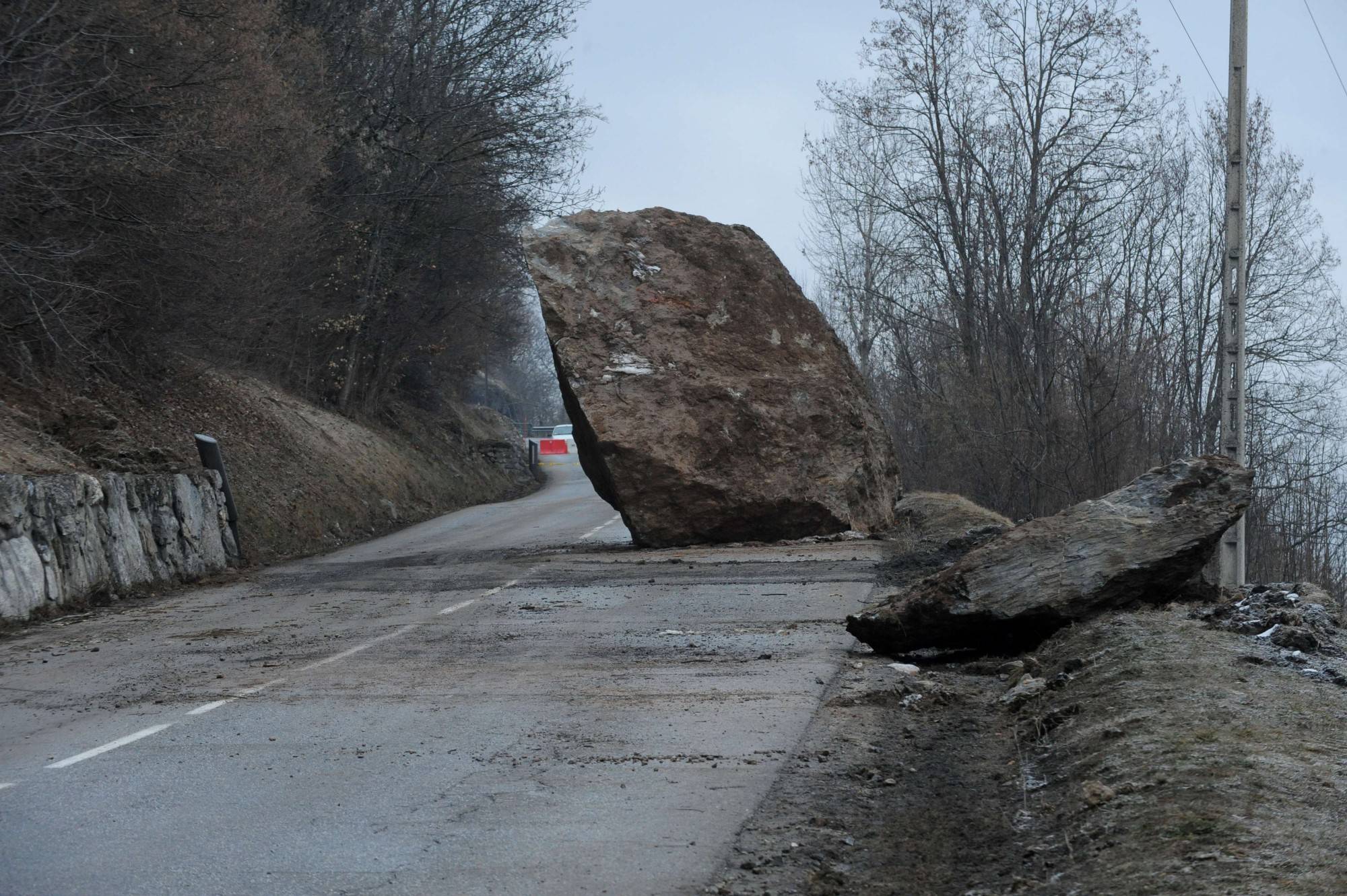 Камень на дороге картинка