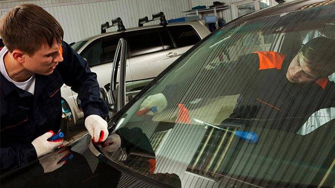 Как заменить лобовое стекло в автомобиле своими руками?