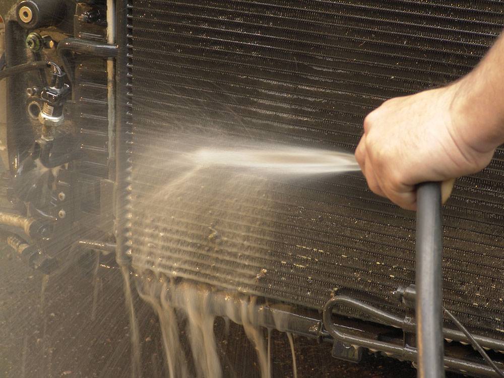 Как промыть и почистить радиатор охлаждения двигателя автомобиля снаружи без снятия | tuningkod