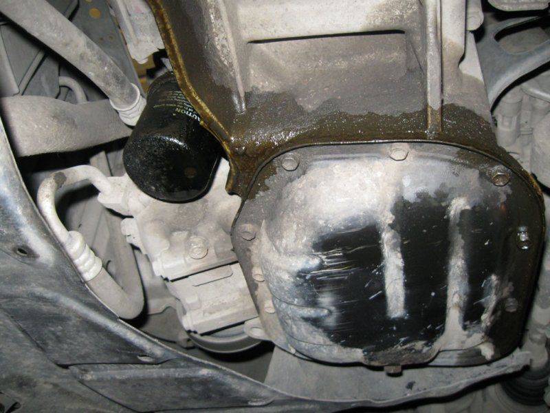 Течет масло из-под автомобиля: что делать