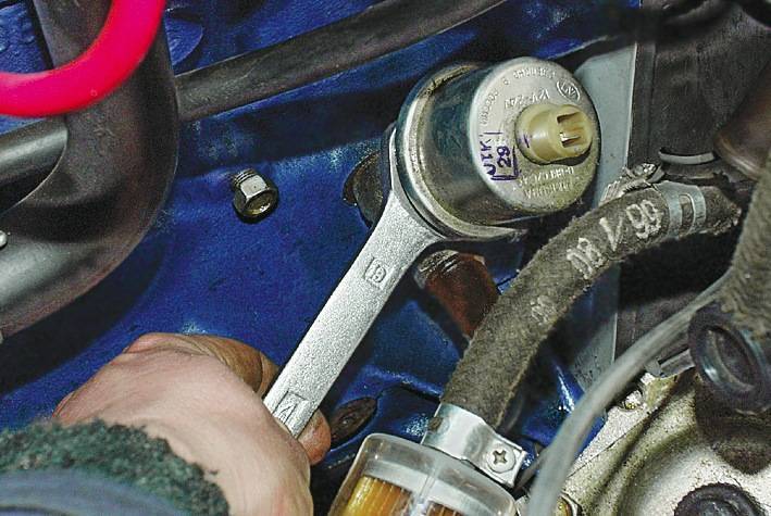 Почему горит сигнализатор давления масла на прогретом двигателе ВАЗ-2112