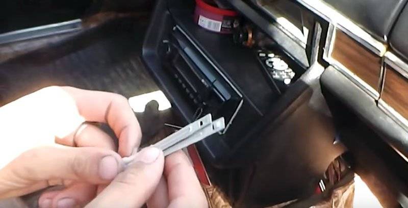 Пошаговое руководство, как снять магнитолу из панели в машине самостоятельно