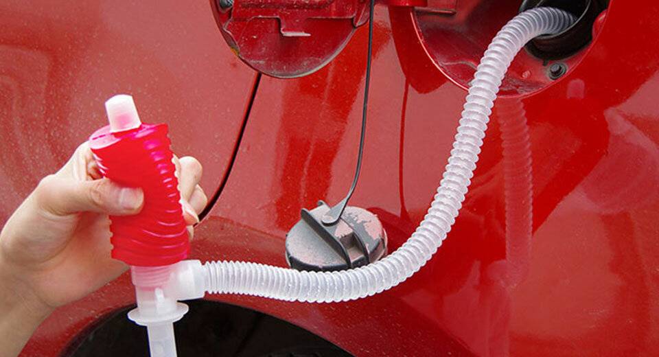Что делать, если нужно срочно слить бензин из бака своего автомобиля