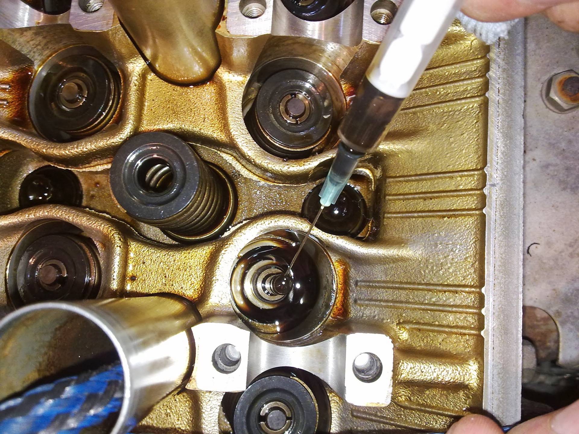 Как заменить маслосъёмные колпачки самостоятельно в 9 этапов? | auto-gl.ru