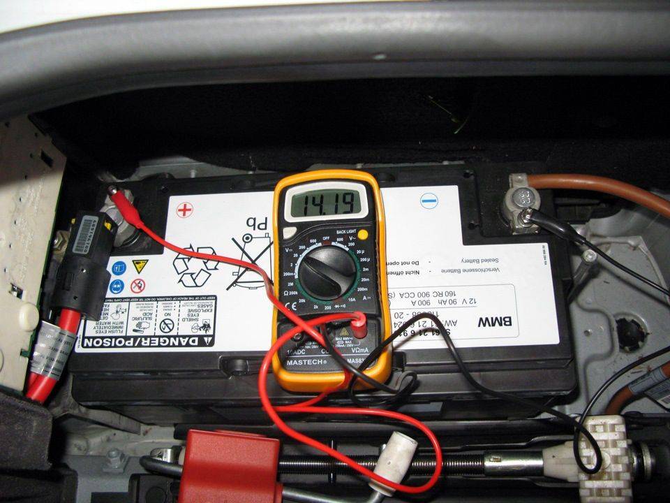 Нормальное напряжение аккумулятора автомобиля: цифры, которые необходимо выучить наизусть
