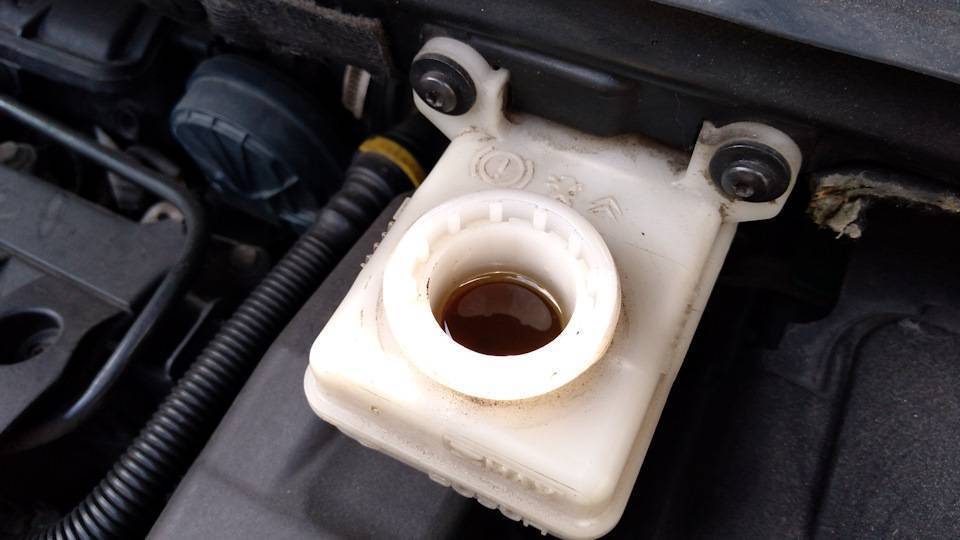 Тормозная жидкость на Peugeot 206