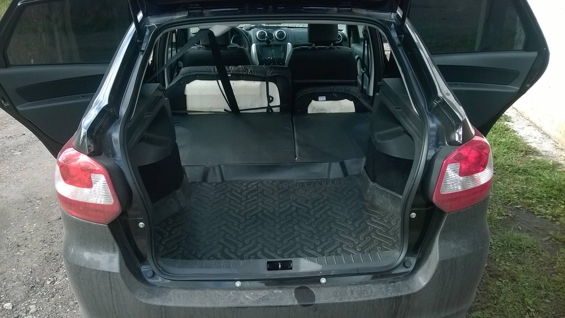 Объём багажника Лада Гранта: кузовы седан и лифтбек