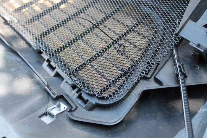 Как поставить сетку на решетку радиатора рено дастер