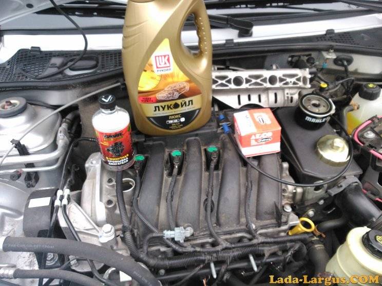 Процесс замены масла в двигателе автомобиля «lada largus»