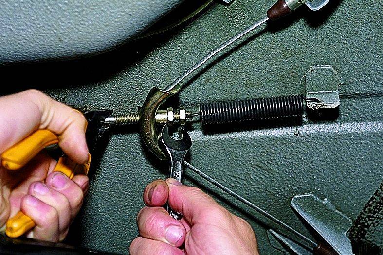 Как осуществить процедуру замены троса и отрегулировать ручник на дэу нексия