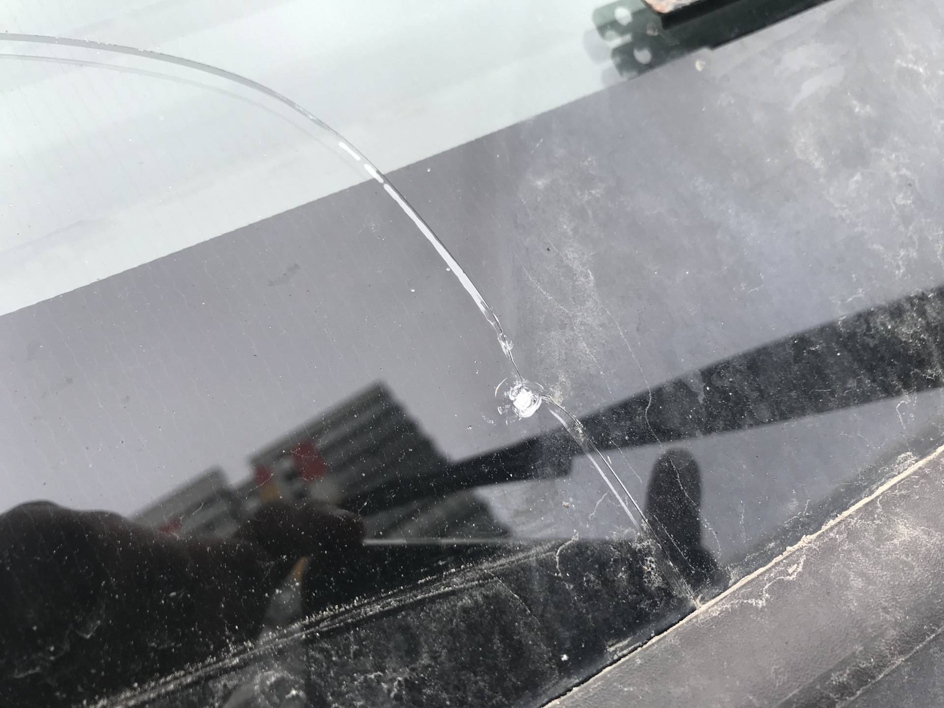 Ремонт сколов и трещин лобового стекла автомобиля