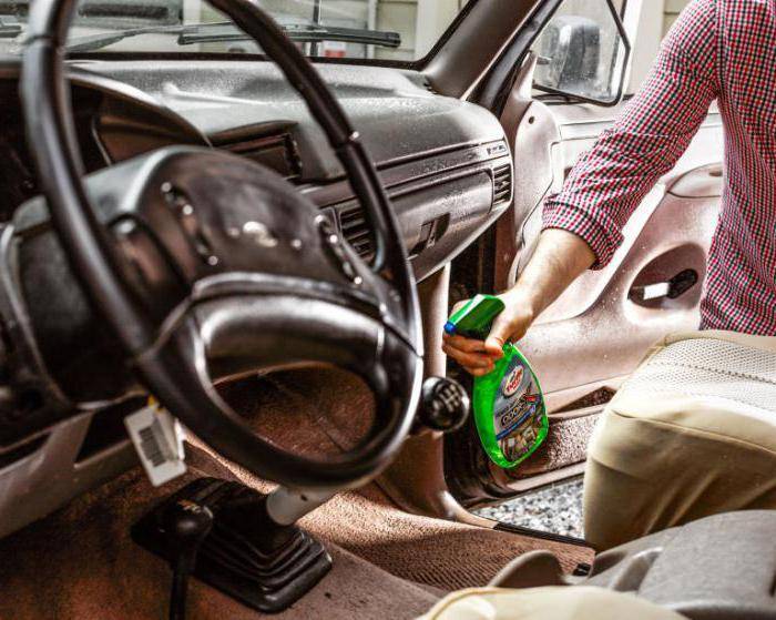 Как правильно почистить автомобильный салон