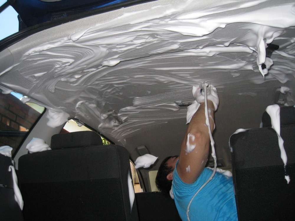 Как помыть салон автомобиля и поддержать опрятность интерьера?