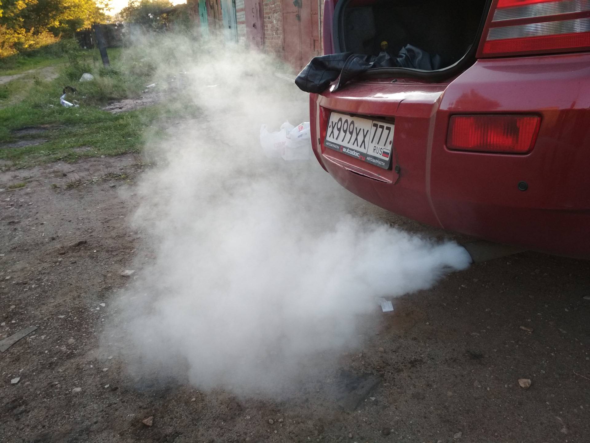 Белый дым из выхлопной трубы: причины дыма бензинового и дизельного двигателя, как устранить