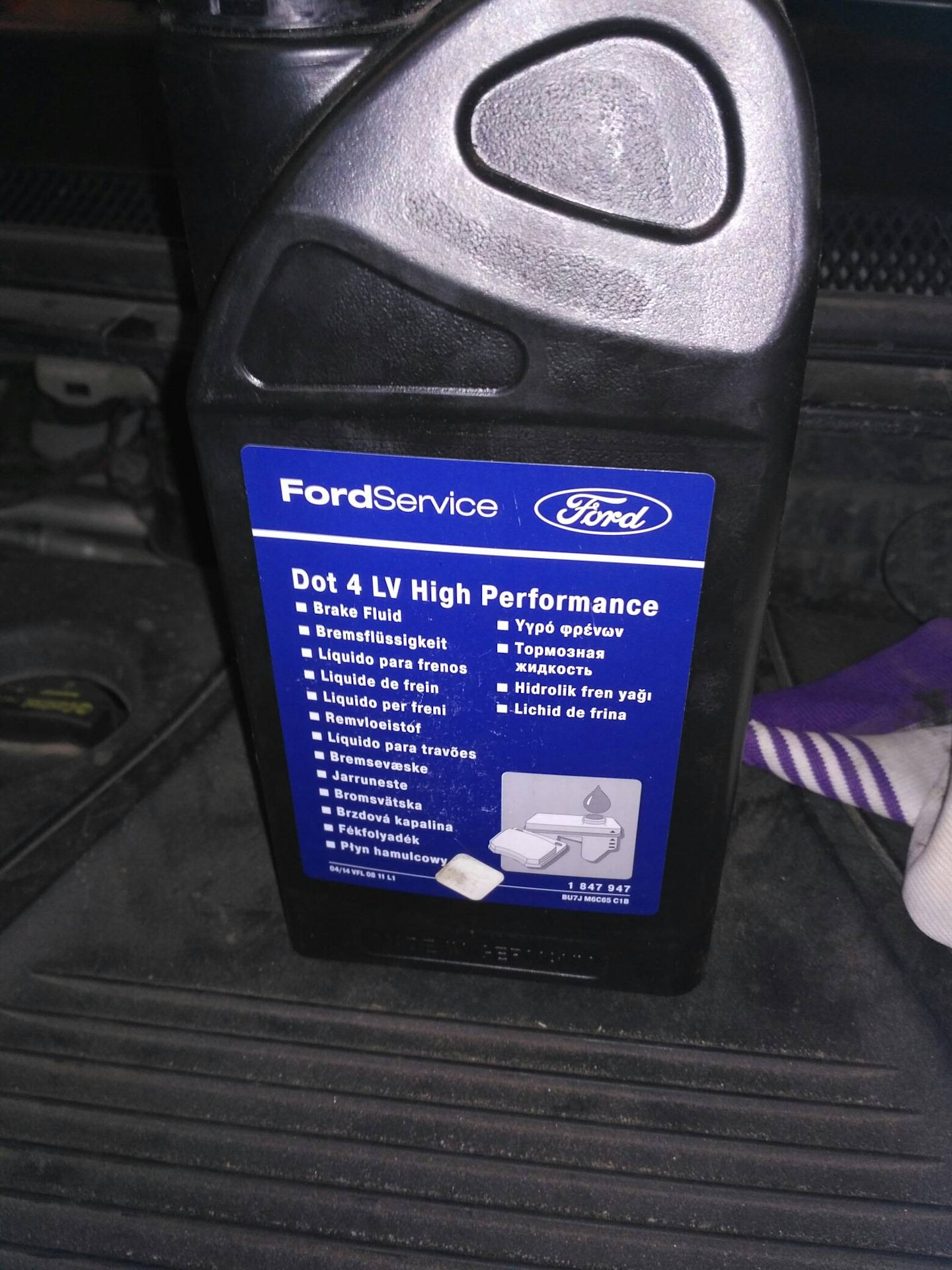 Ремонт ford focus 2 : проверка уровня и доливка тормозной жидкости в бачок гидроприводов тормозной системы и выключения сцепления