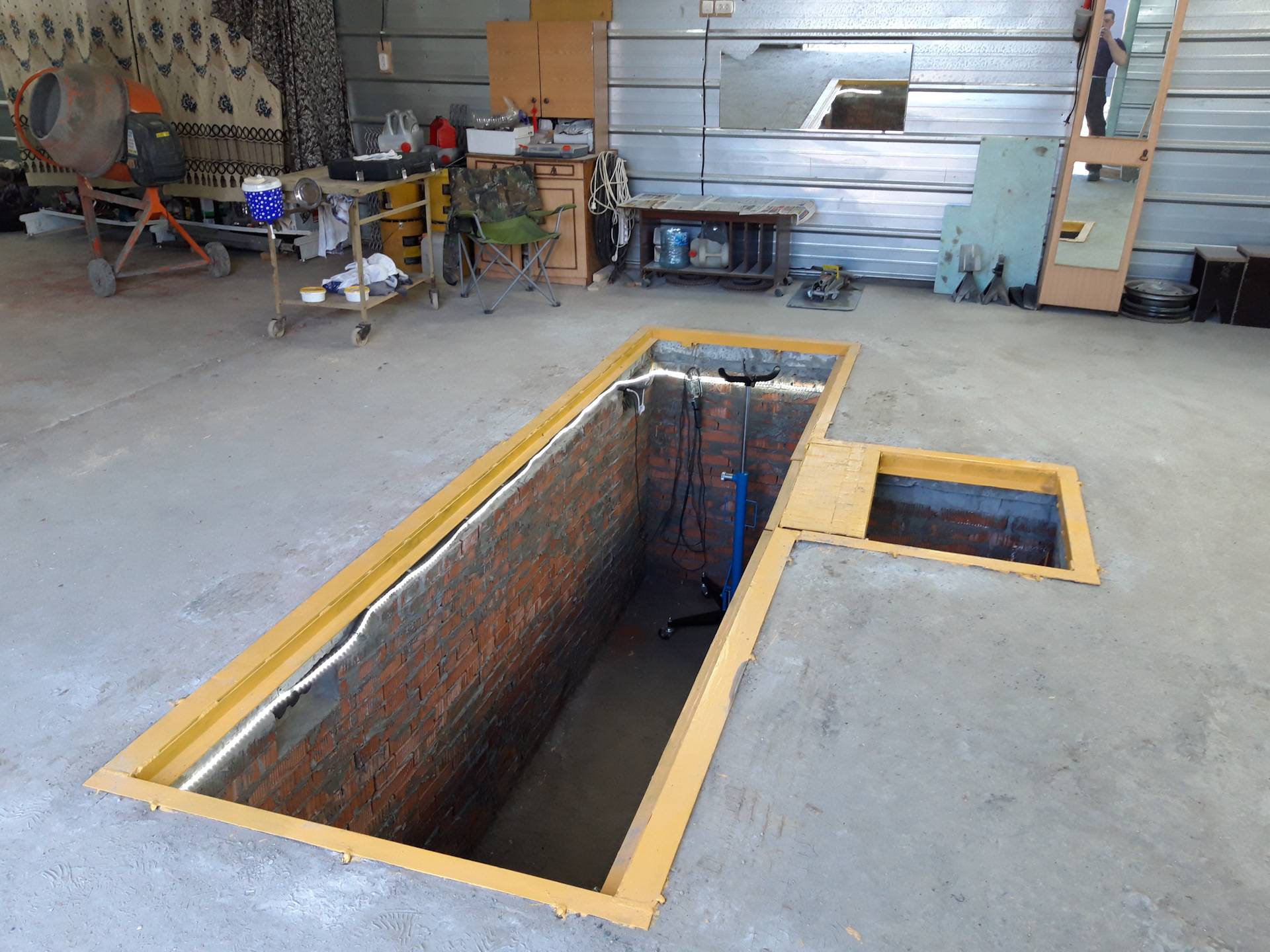 Смотровая яма в гараже своими руками: размеры, гидроизоляция, материалы, инструкция с фото
