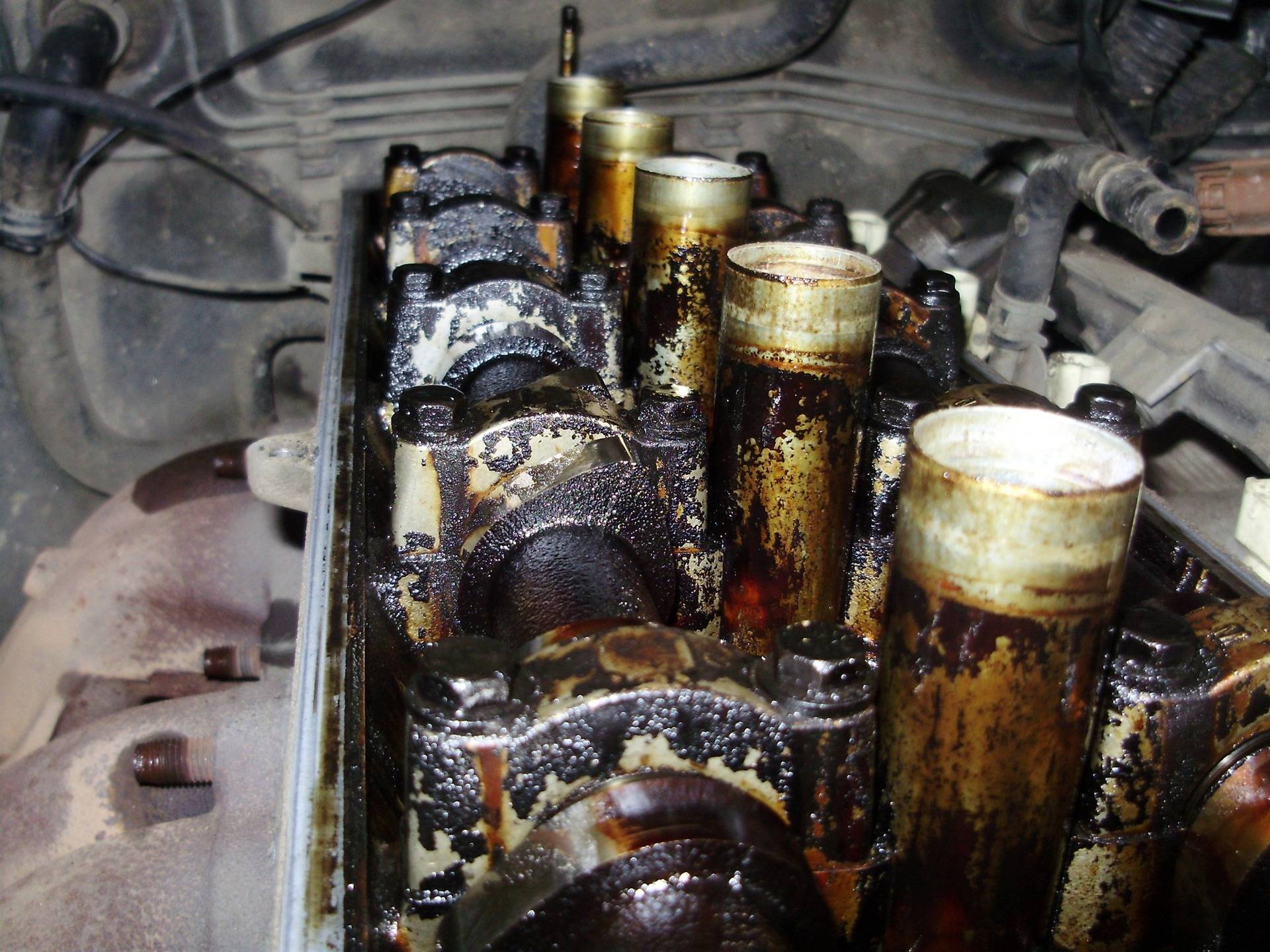 Почему масло в двигателе быстро чернеет: причины, черное масло в двигателе