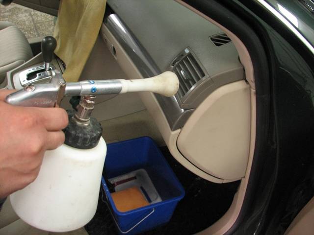Как почистить салон автомобиля своими руками: советы zoom