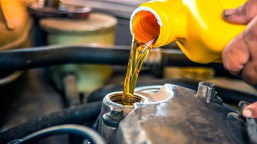 Как правильно доливать масло в двигатель: топ 5 советов от эксперта