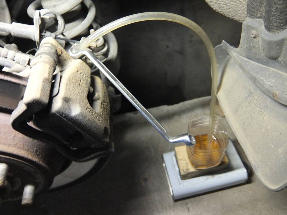 Как залить тормозную жидкость в форд фокус 2