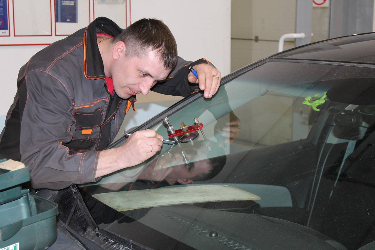 Самостоятельный ремонт трещин лобового стекла автомобиля в домашних условиях [инструкция]