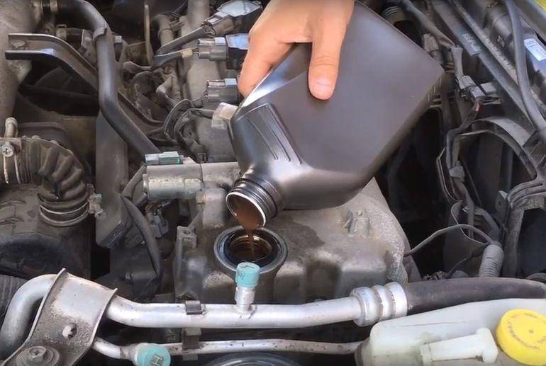 Как правильно доливать масло в двигатель?