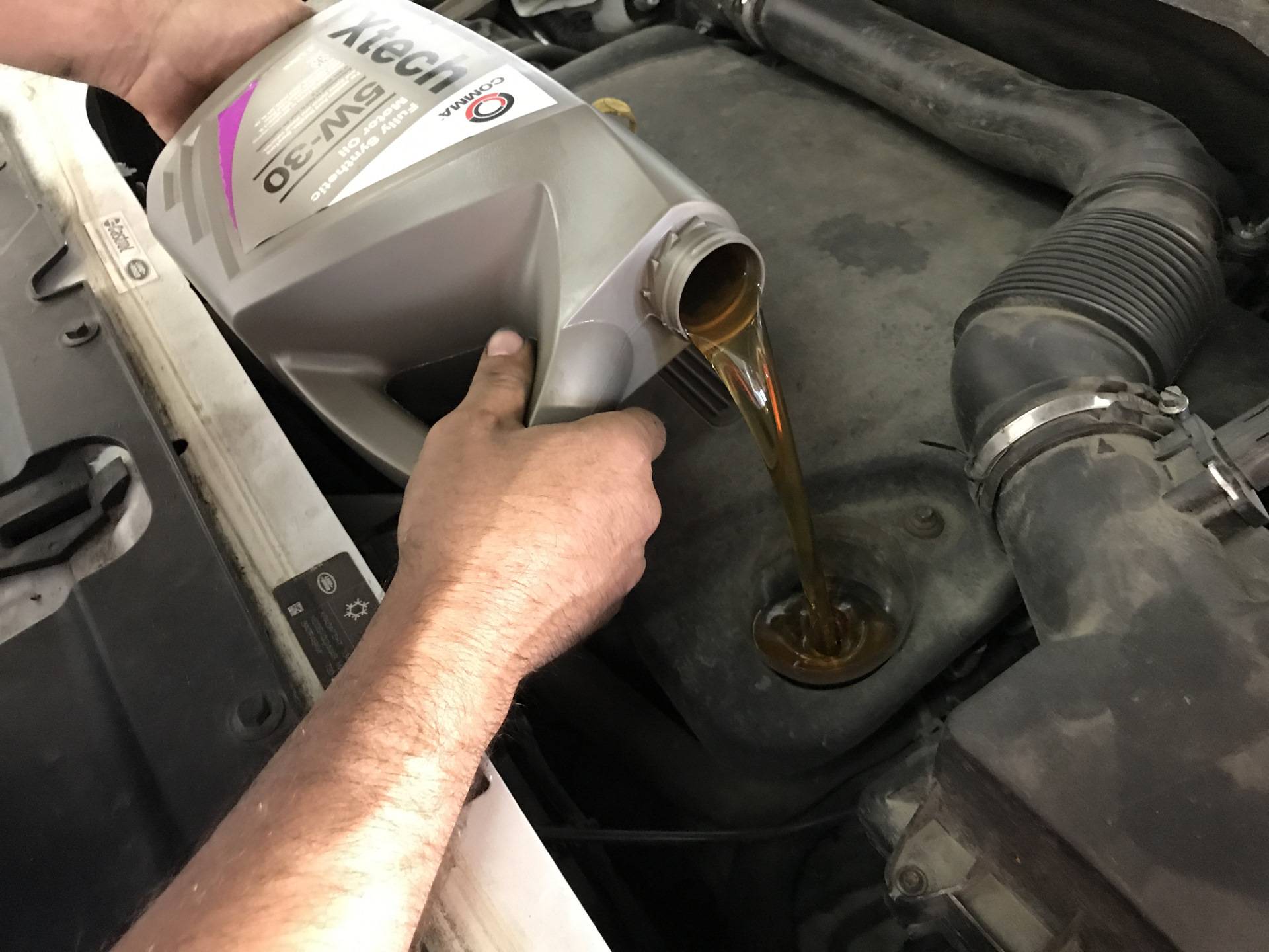 Моторное масло заливается в двигатель