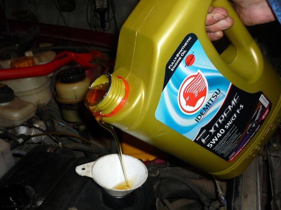 Какое масло лучше заливать в двигатель - синтетику или минералку? какая марка масла лучше? - энциклопедия японских машин - на дром